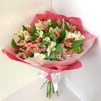 Розовые и белые альстромерии
