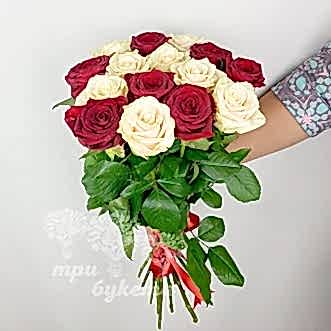 Букет из красных и белых роз