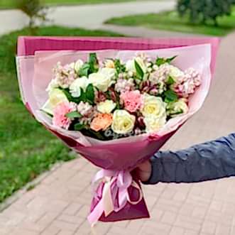Букет из роз и альстромерий