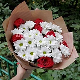 Букет из роз и хризантем