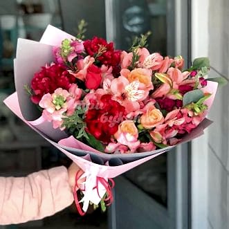 Букет из роз, пионов и антирринума