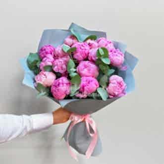 Букет из 15 розовых пионов