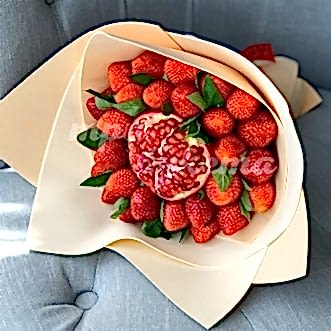 Букет из клубники и граната