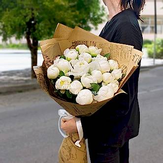 23 белых пиона Дюшес в крафте