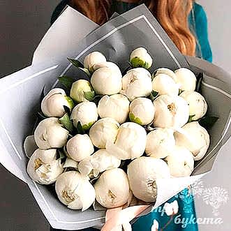 25 белых пионов в сером крафте