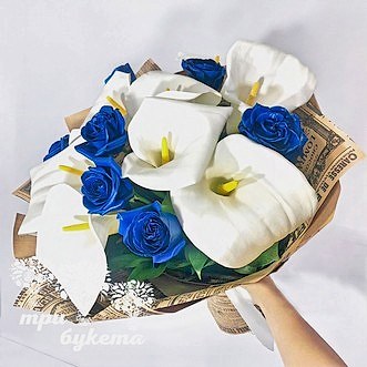 Букетик из синих роз и калл
