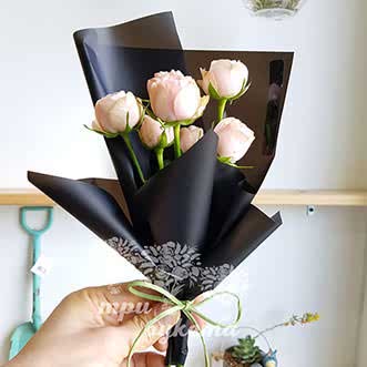 Мини-букет из 7 кремовых роз