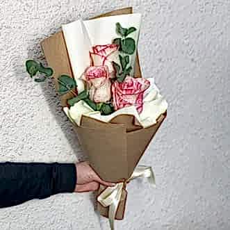Мини-букет из 3 роз в крафте