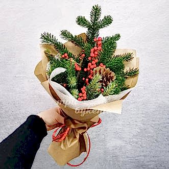 Зимний букет из ягод и веток хвои