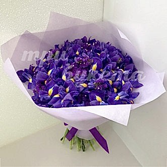 Букет из ирисов и статицы