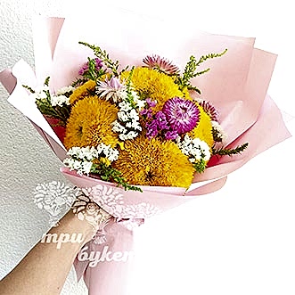 Букет из сухоцветов и подсолнухов