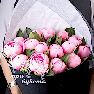 Букет из 15 розовых пионов в крафте