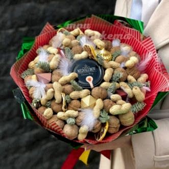Композиция из орехов и меда