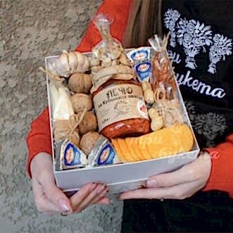 Коробочка с закуской для застолья