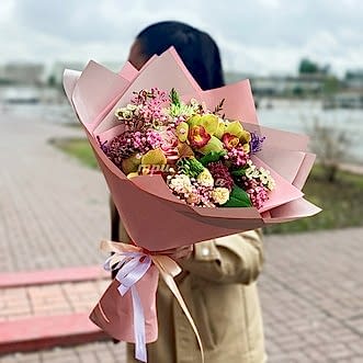 Букет из кустовых роз и диантуса