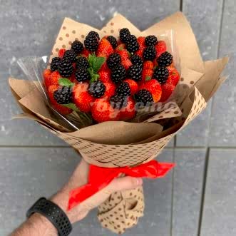 Букет из 31 клубники и ежевики