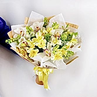 Букет из орхидей и альстромерий