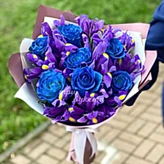 Букет из синих роз и ирисов