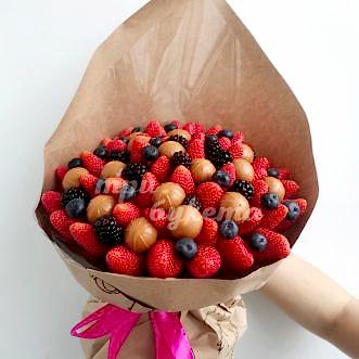 Букет из ягод и конфет Toffifee