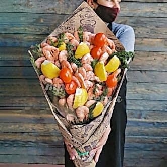Креветки, лимон и помидоры в крафте