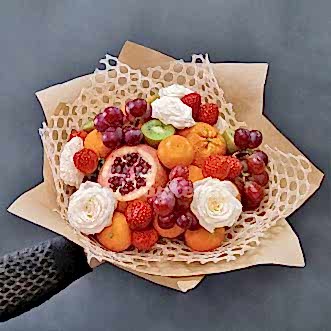 Букет из мандаринов, клубники и роз