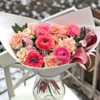Букет ранункулюсов, роз и гвоздик