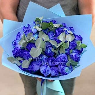 Букет из синих роз и эвкалипта