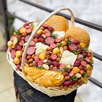 Корзина с колбасками, сыром и орешками
