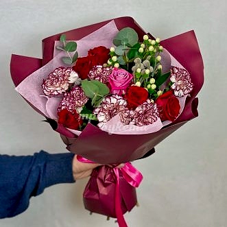 Бело-красные гвоздики с розами