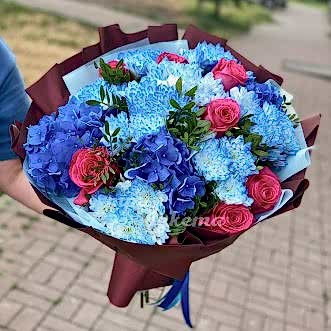 Букет голубых хризантем и розовых роз