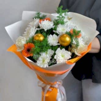Букет хризантем с новогодними шарами