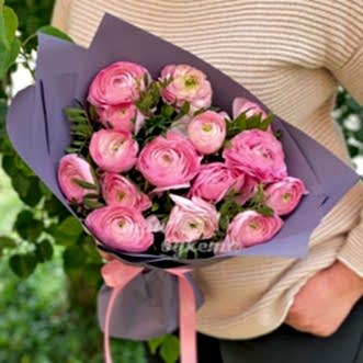 Букет из 15 розовых ранункулюсов
