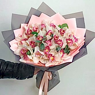Букет из 23 белых орхидей