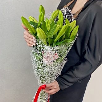 Букет из 3 стеблей лилии