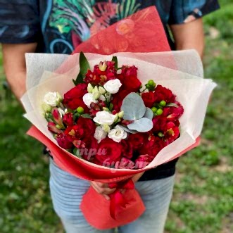 Букет из красных роз и альстромерий