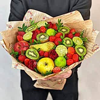 Букет из роз, клубники и киви