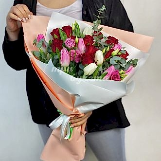 Букет из роз, тюльпанов и эвкалипта