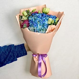 Букет из синей гортензии и эустом