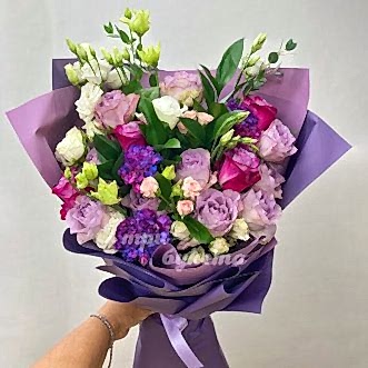 Букет окрашенных гвоздик с розами