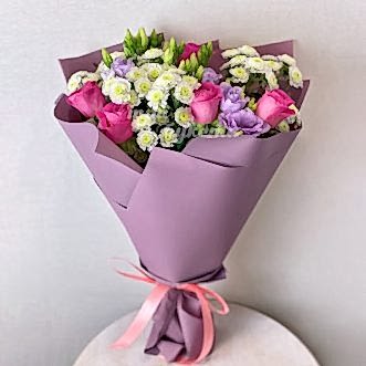 Розовые розы и кустовые хризантемы