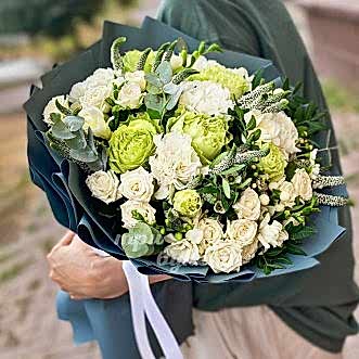 Зеленый букет из роз и гвоздик