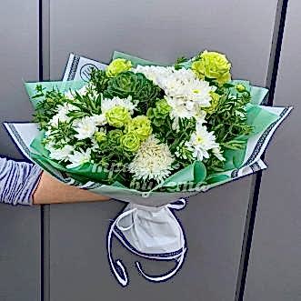 Букет зеленых роз и белых хризантем