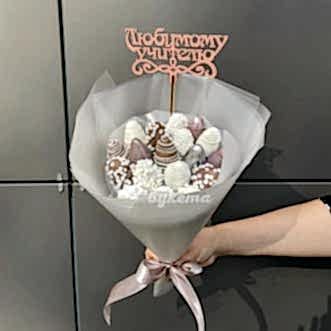 Букет из 19 клубники «Любимому учителю»