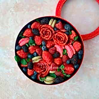 Коробочка из ягод, роз и макарун