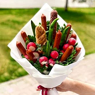Букет для защитника из колбасок и редиса