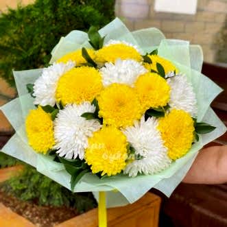 Букет из 15 белых и желтых хризантем