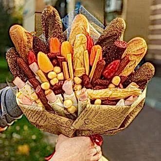 Букет на 23 февраля из багетов и сыра
