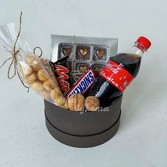 Коробка на 23 февраля с конфетами и снеками
