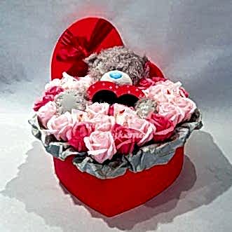 Красные мыльные розы с мишкой в коробке