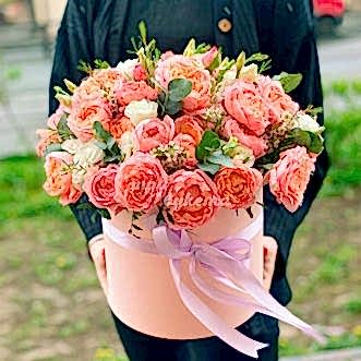 Персиковые пионовидные розы в коробке